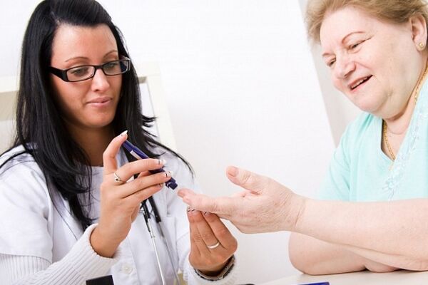 Посещение при лекар и измерване на кръвната захар за диагностициране на диабет